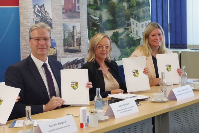 Das Bild zeigt die Unterzeichner des Vertrags 