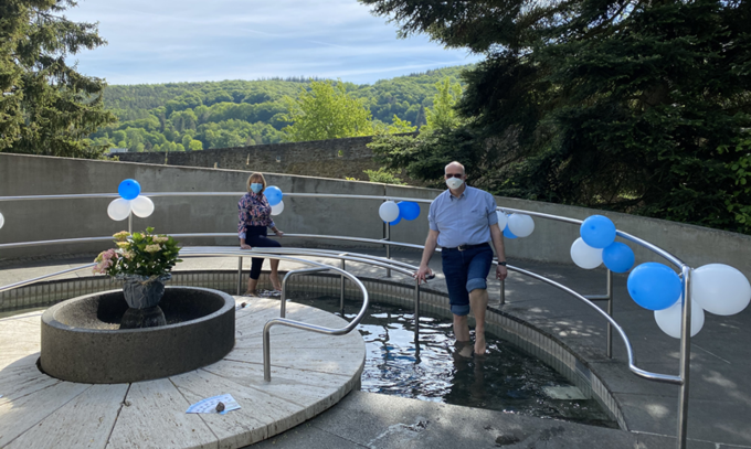 Das Bild zeigt Sabine Preiser-Marian und Achim Bädorf im Wassertretbecken
