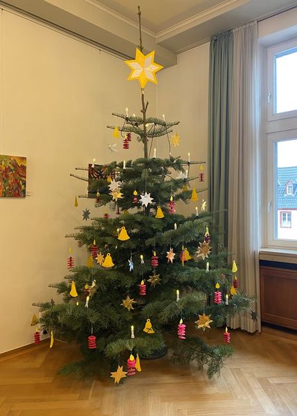 Das Bild zeigt den Weihnachtsbaum im Rats- und Bürgersaal