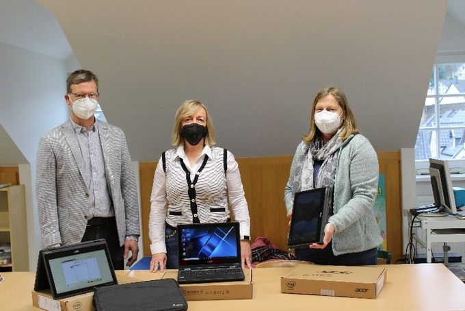 Das Bild zeigt von links: Martin von Rechenberg, Sabine Preiser-Marian, Susanne Böttcher