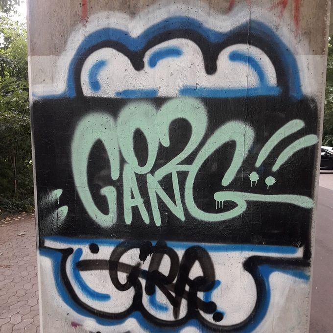 Das Bild zeigt Graffiti unter dem Viadukt