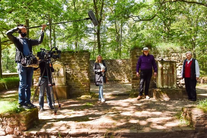 Das Bild zeigt das WDR-Team am Matronenheiligtum bei Nöthen
