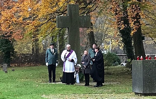 Das Bild zeigt die Gedenkveranstaltung zum Volkstrauertag auf der Ehrenanlage des Friedhofes Bad Münstereifel