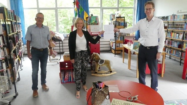 Das Bild zeigt Hans-Josef Dederichs, Sabine Preiser-Marian und Detlef Seif in der Stadtbücherei