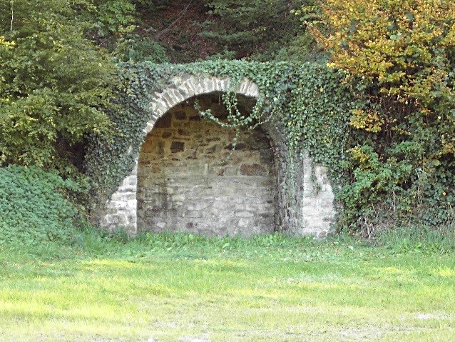 Das Bild zeigt das Mundloch des Rolandstollens im Glücksthal