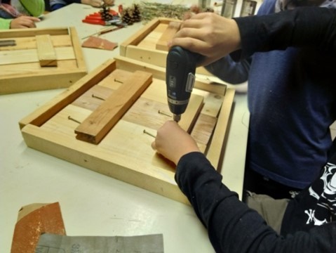 Das Bild zeigt die Herstellung eines Eichelhäher-Tisches