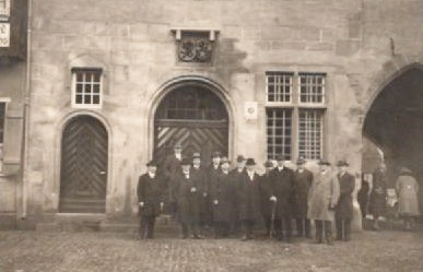 Das Bild zeigt den Stadtrat 1930 vor dem wiedereingeweithen Rathaus