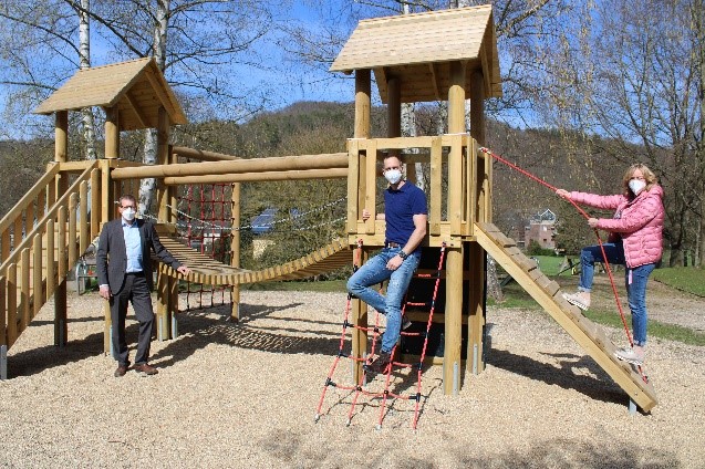 Das Bild zeigt die neue Spielkombination auf dem Spielplatz Eicherscheid