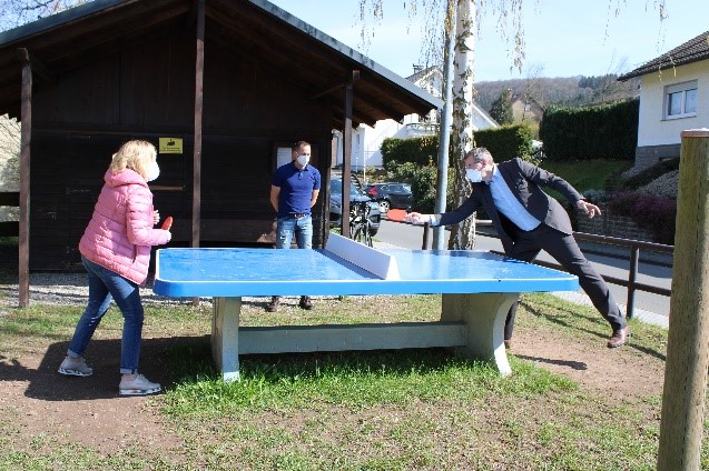 Das Bild zeigt die neu aufgestellte Tischtennisplatte