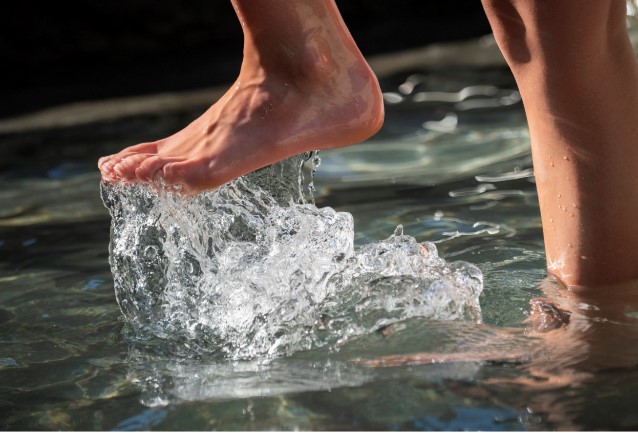 Das Bild zeigt Füße beim Wassertreten