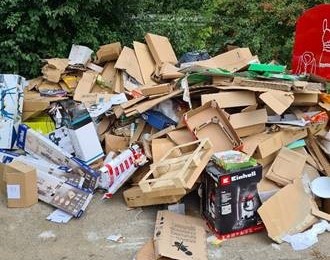 Das Bild zeigt die Müllablagerung an der Josef-Jonas-Straße