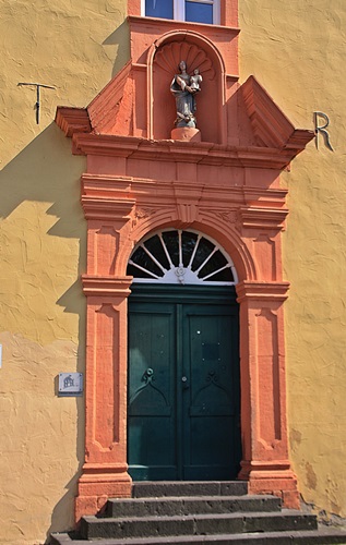 Portal des St. Michael-Gymnasiums