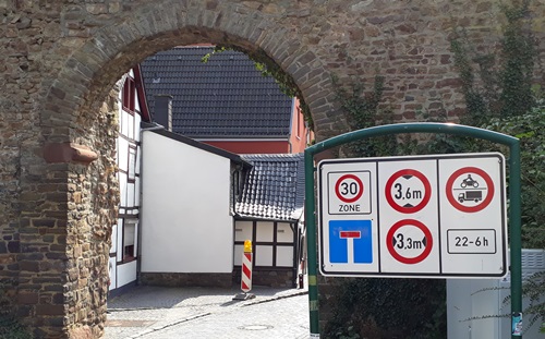 Das Bild zeigt eine Durchfahrt durch die Stadtmauer