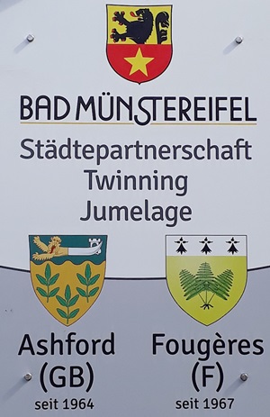 Das Bild zeigt ein Schild der Städtepartnerschaften von Bad Münstereifel