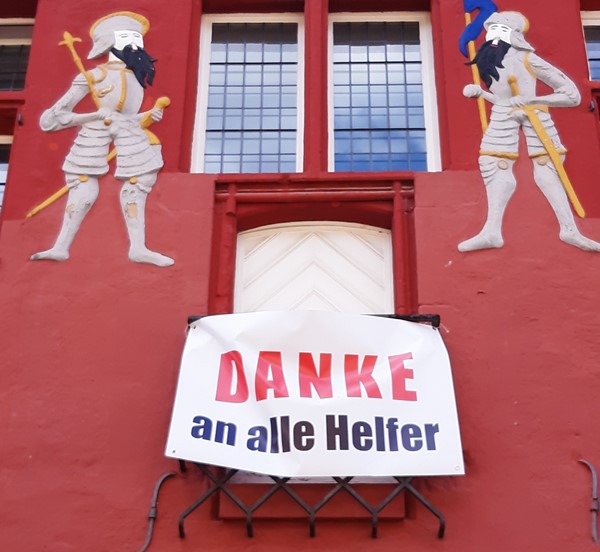 Das Bild zeigt das Banner Danke an alle Helfer am Rathaus